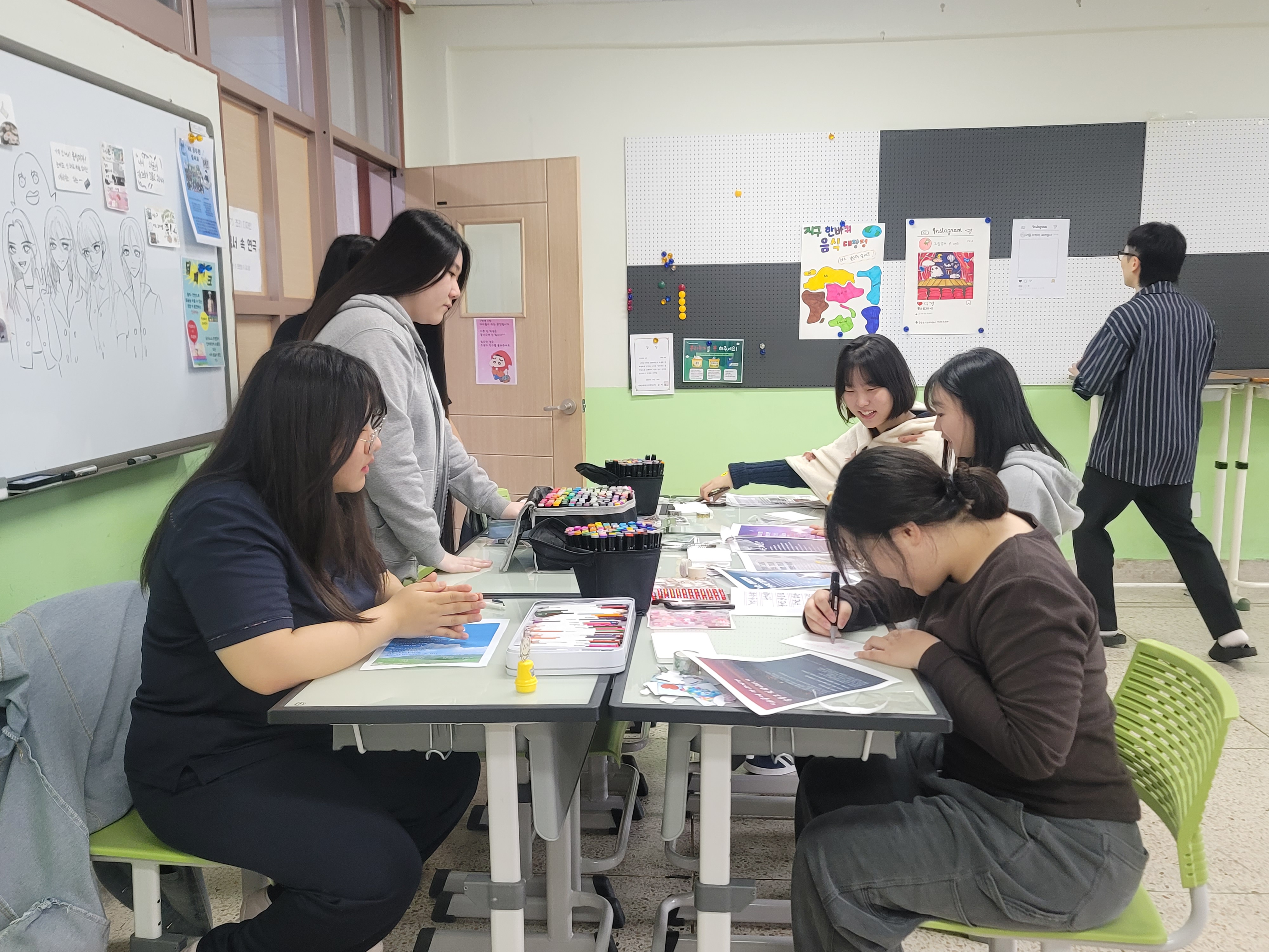 1학년 진로지식시장 사진